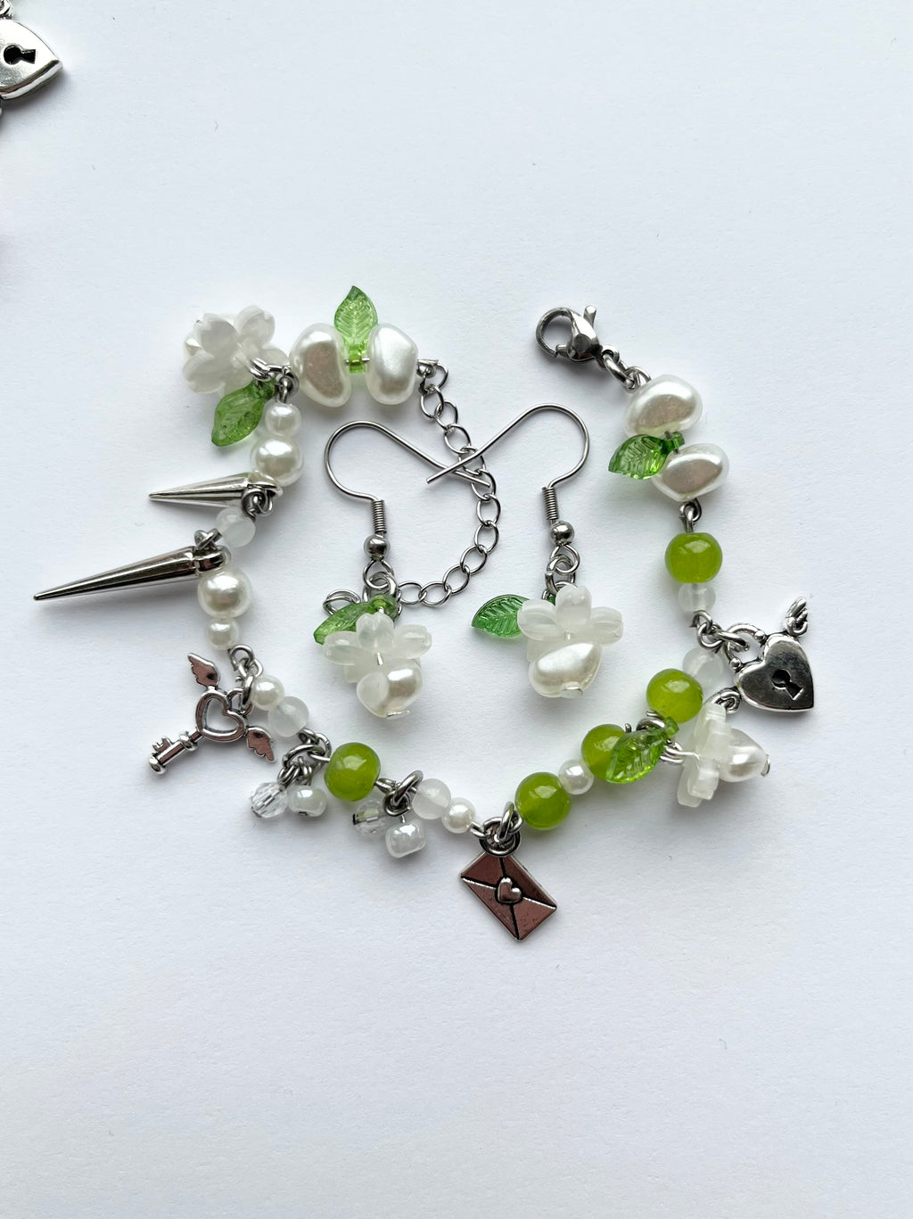 Zestaw kwiatowych bransoletek z kolczykami w parze