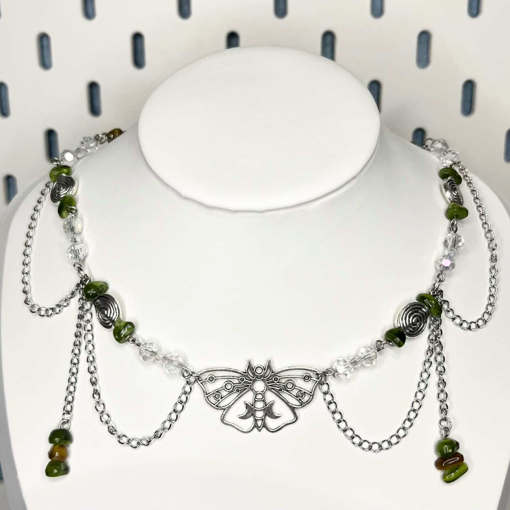 Naszyjnik z motywem lasu