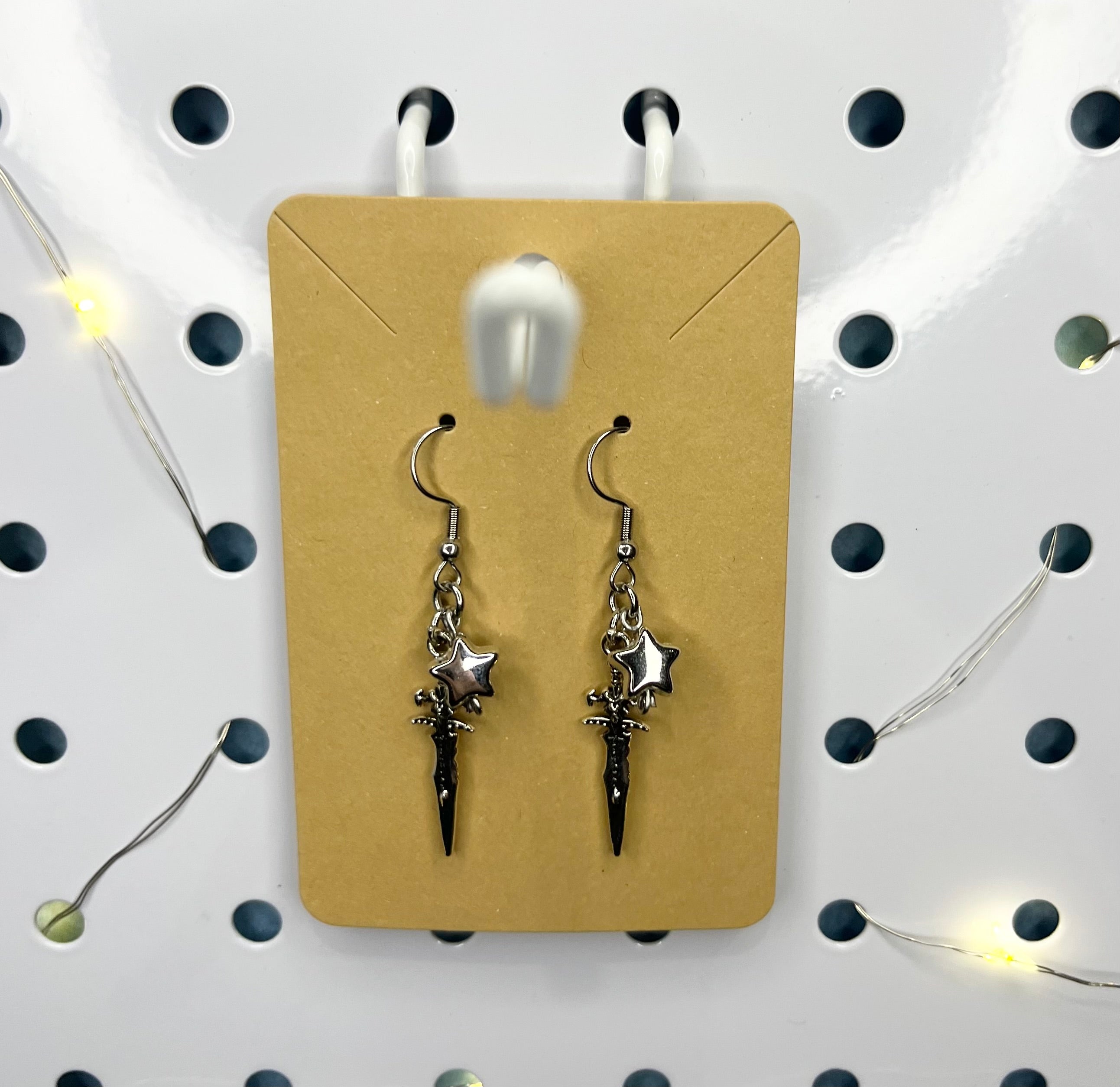 Kolczyki z motywem mieczy