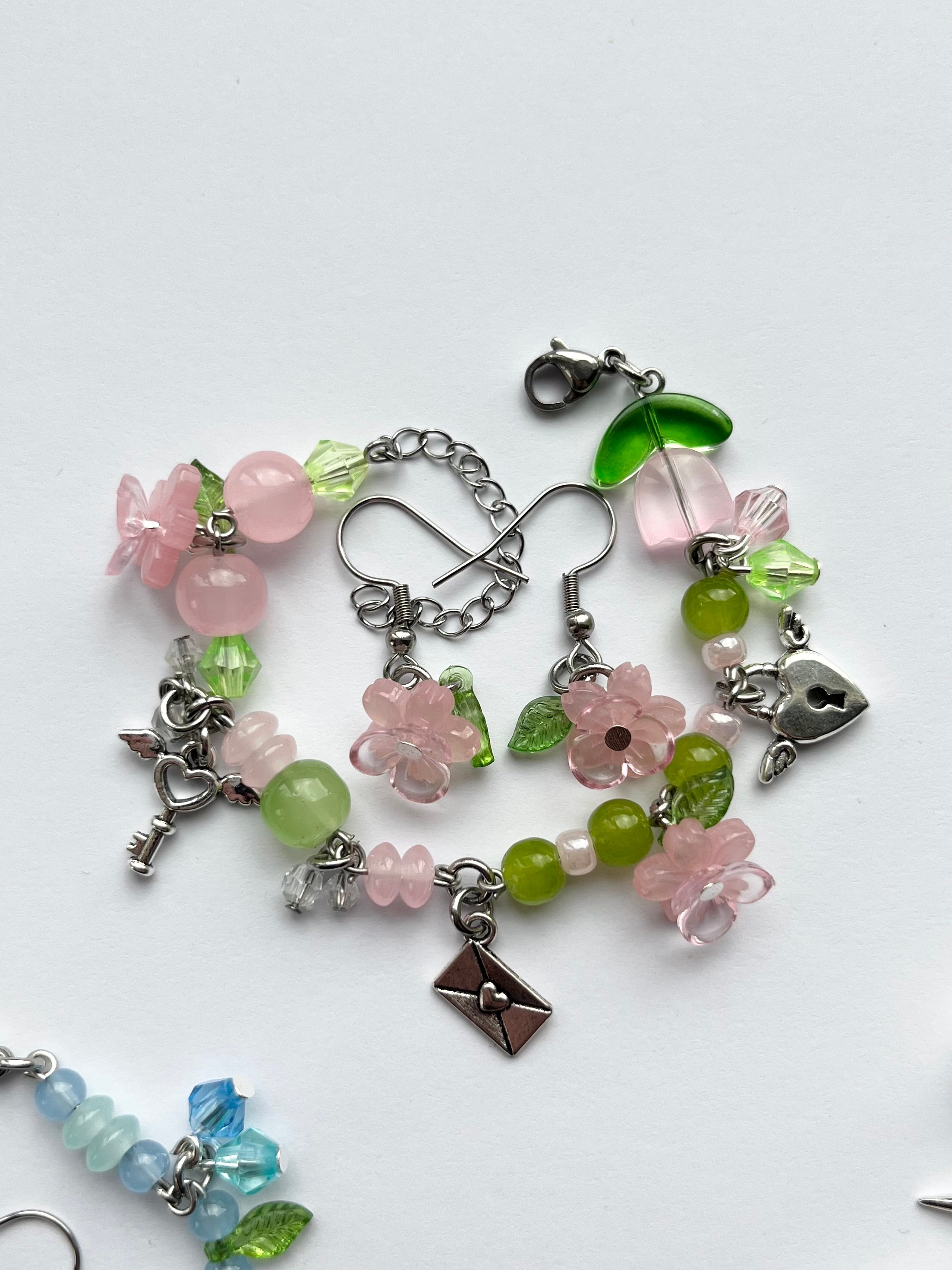 Zestaw kwiatowych bransoletek z kolczykami w parze