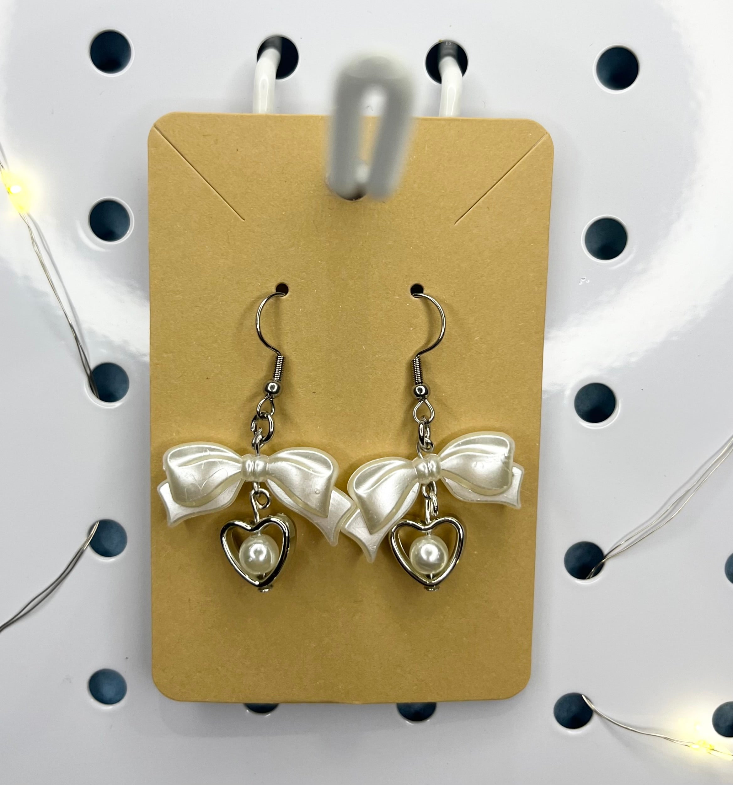 Kolczyki z motywem perłowych kokard