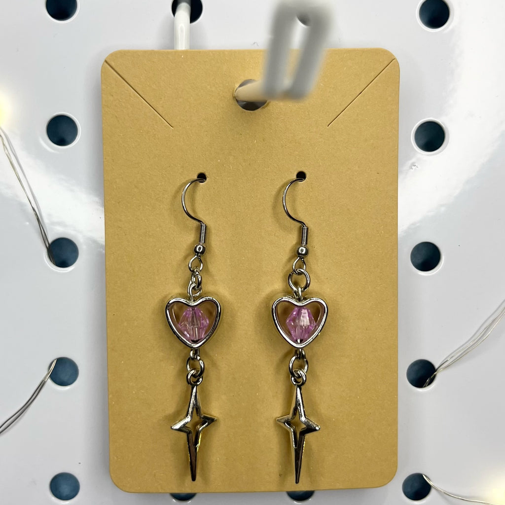 Kolczyki z motywem serc w różnych wariantach kolorystycznych