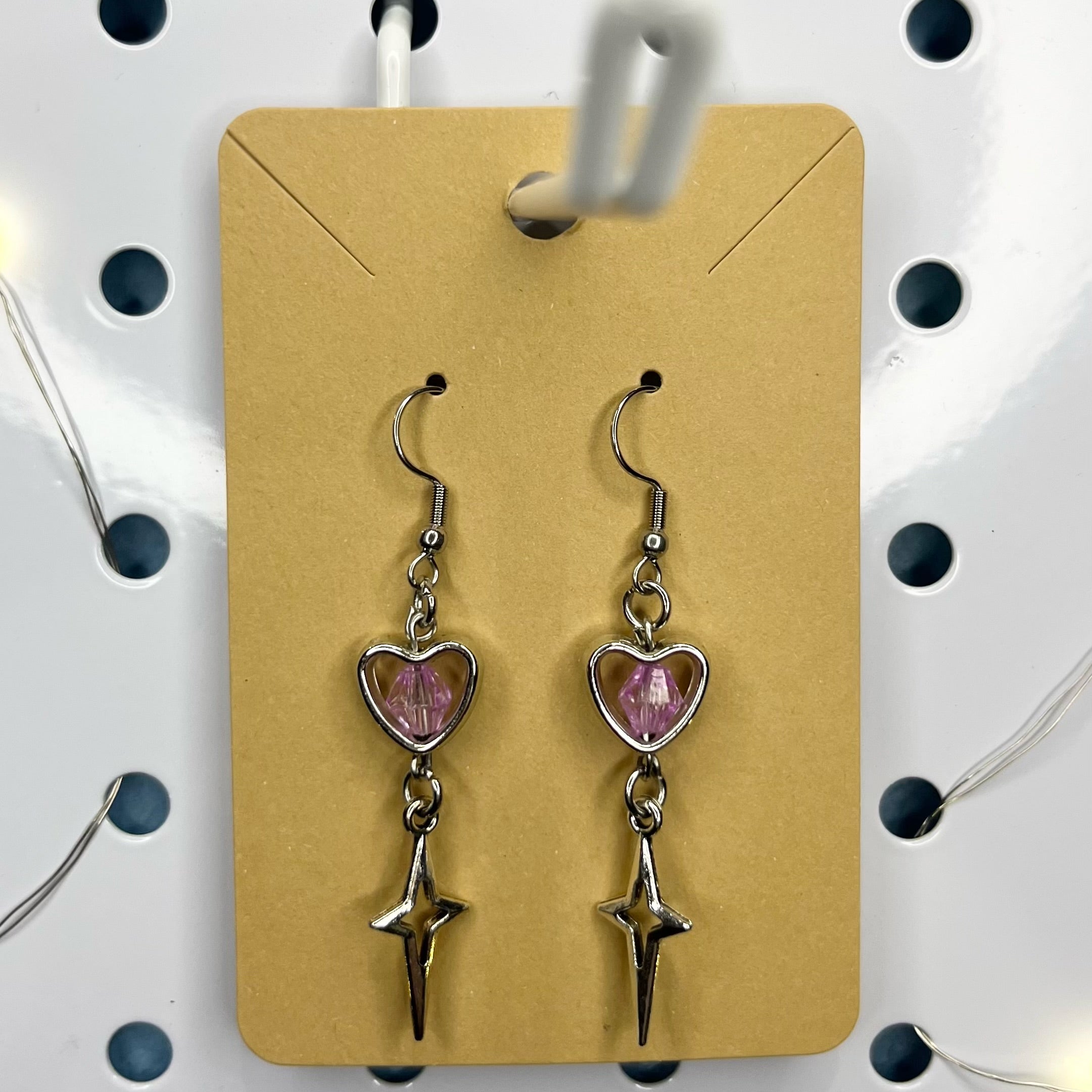 Kolczyki z motywem serc w różnych wariantach kolorystycznych