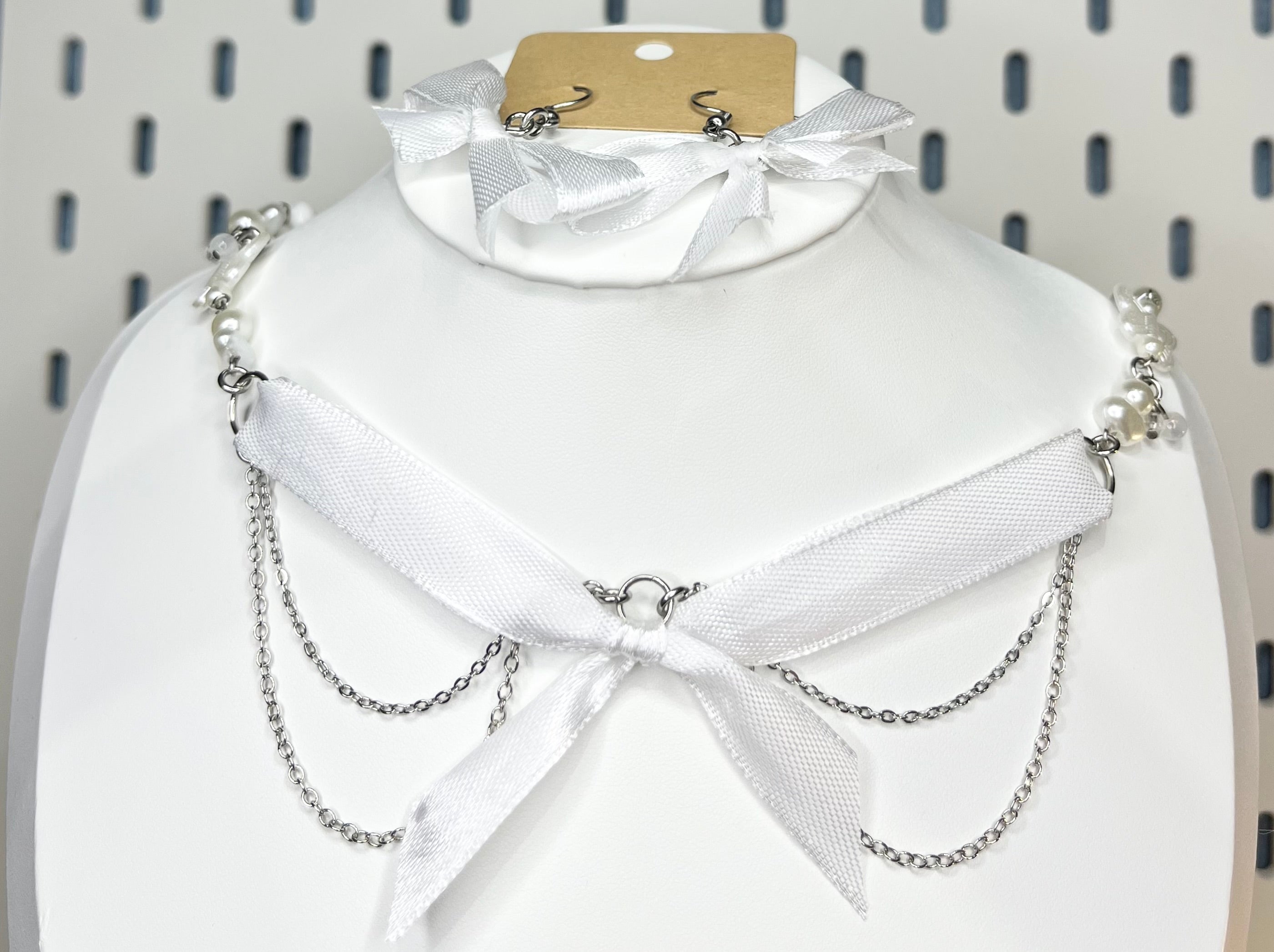 Zestaw Biżuterii z Białą Kokardą