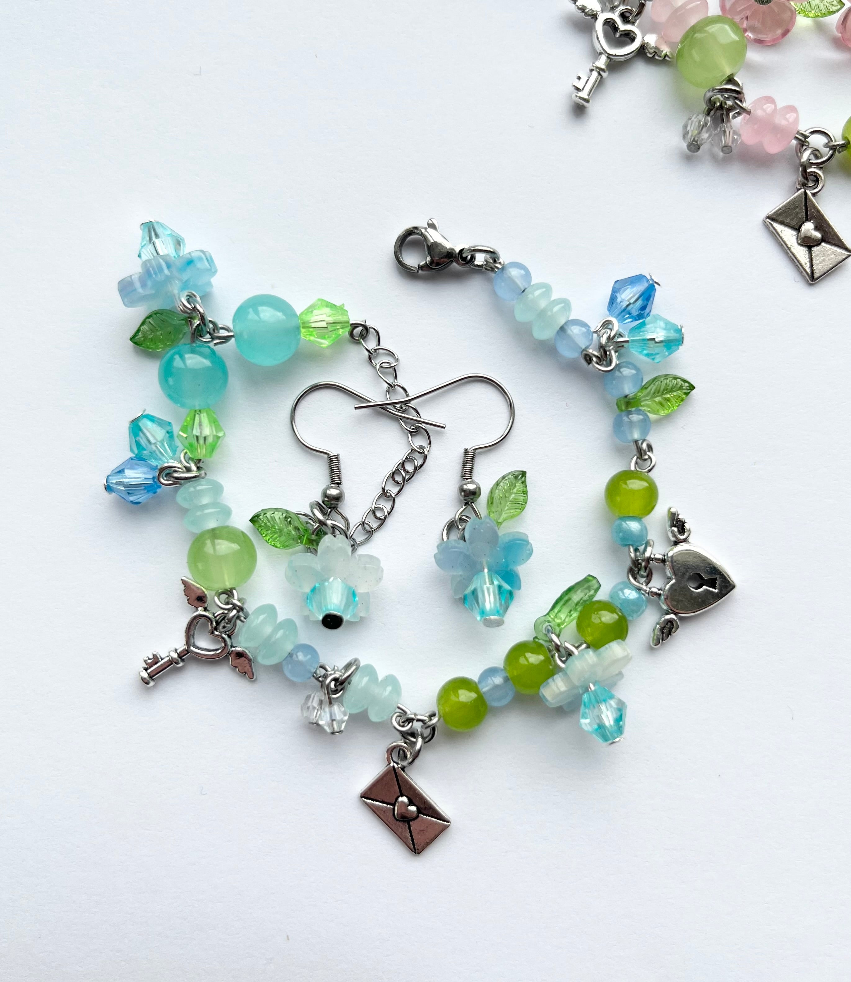 Zestaw kwiatowych bransoletek z kolczykami w parze