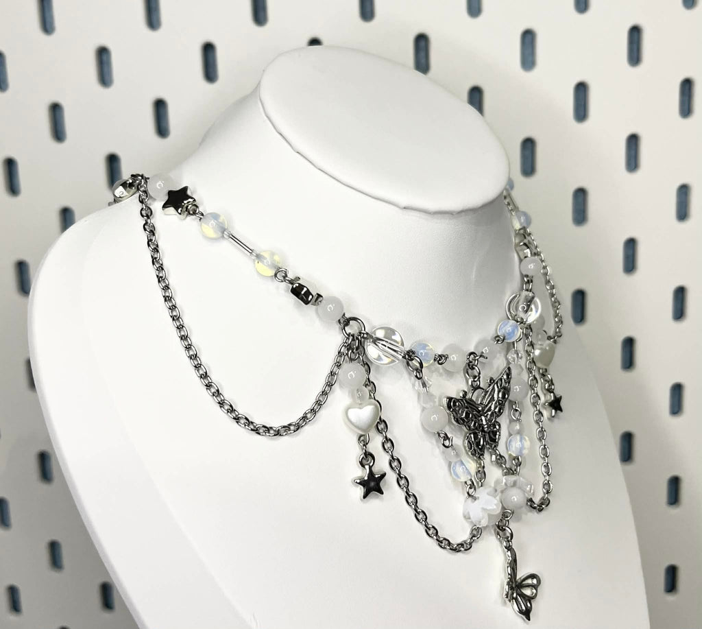 Naszyjnik z motywem motyla, opalem i kamieniem księżycowym