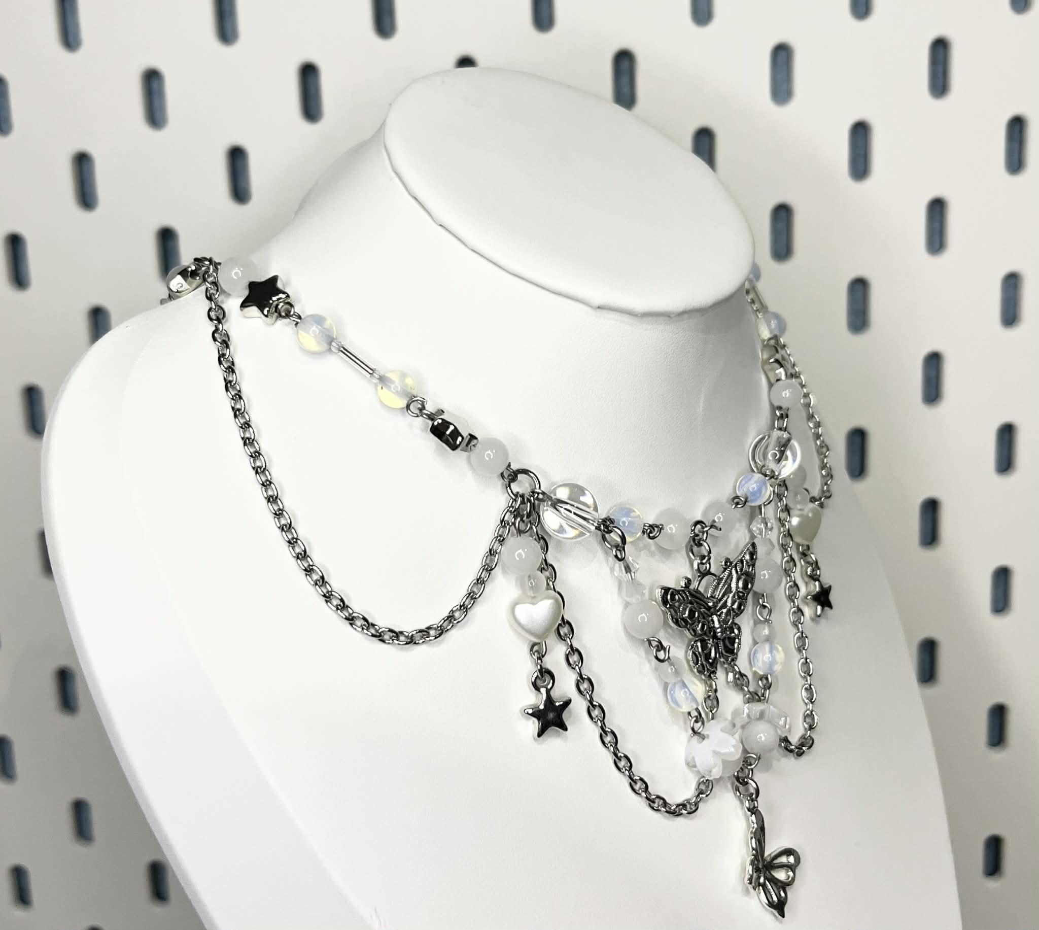 Naszyjnik z motywem motyla, opalem i kamieniem księżycowym