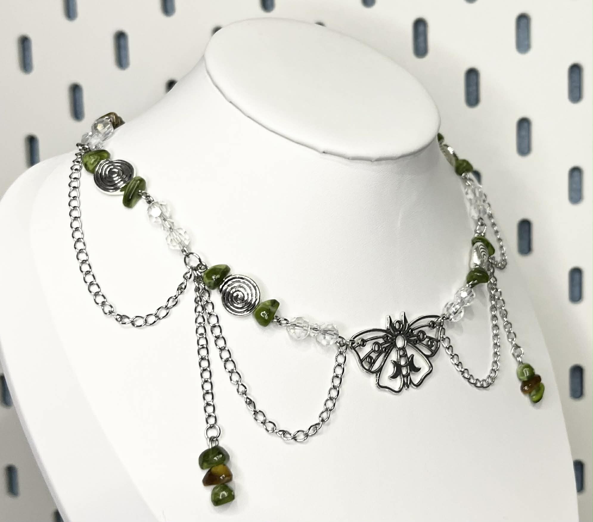 Naszyjnik z motywem lasu