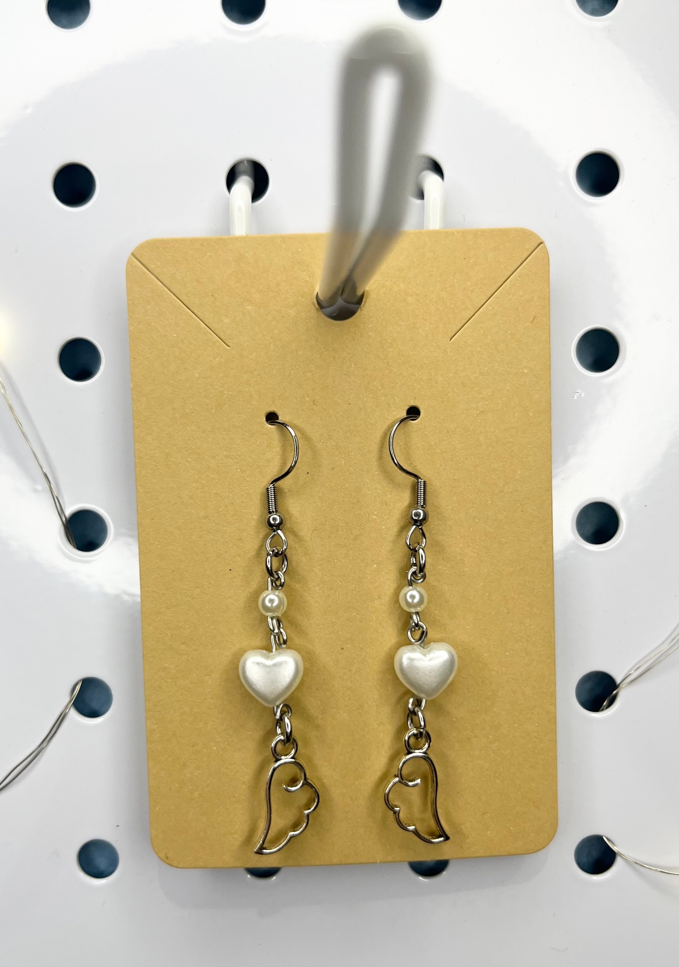 Delikatne kolczyki z perłowymi sercami