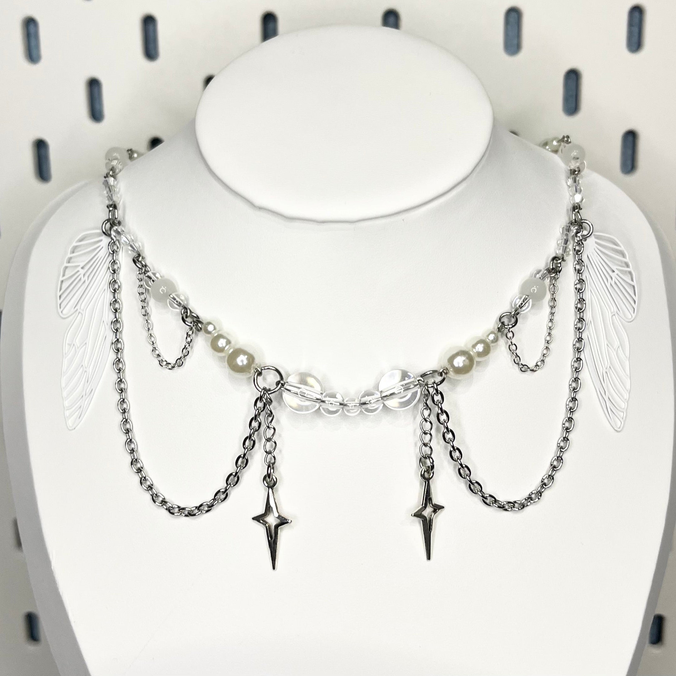 Naszyjnik z Delikatnym Motywem Białego Motyla