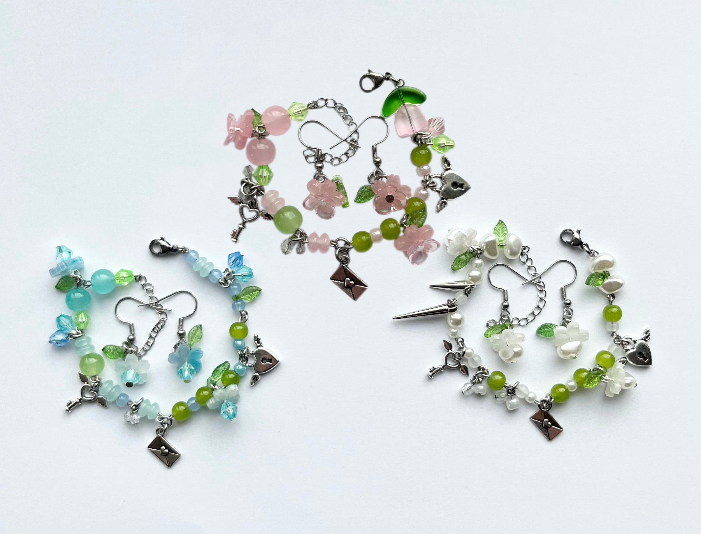 Zestaw kwiatowych bransoletek z kolczykami w parze