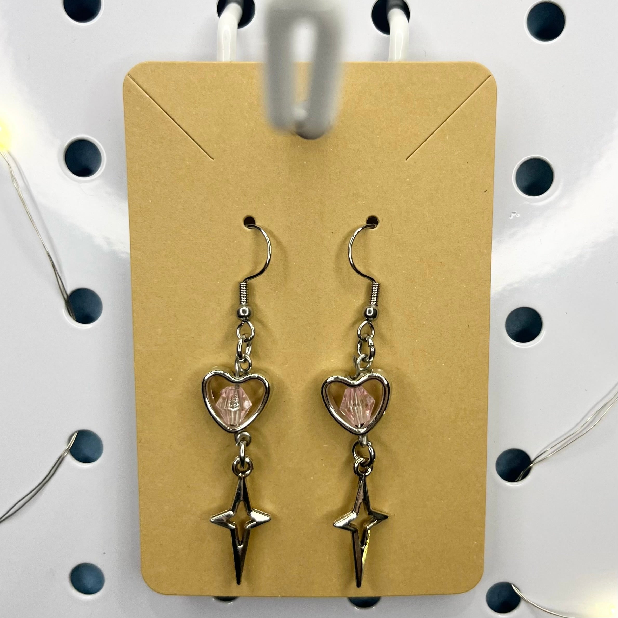 Kolczyki z motywem serc w różnych wariantach kolorystycznych