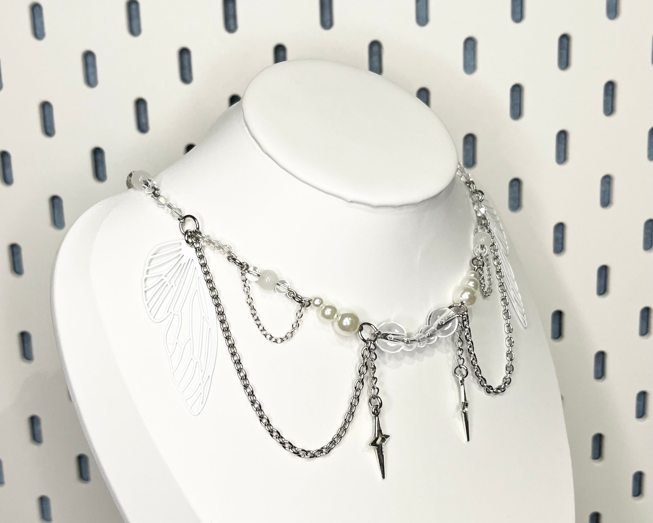 Naszyjnik z Delikatnym Motywem Białego Motyla