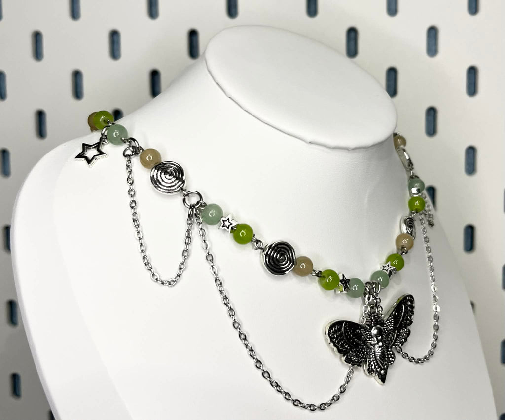 Naszyjnik z motywem ćmy