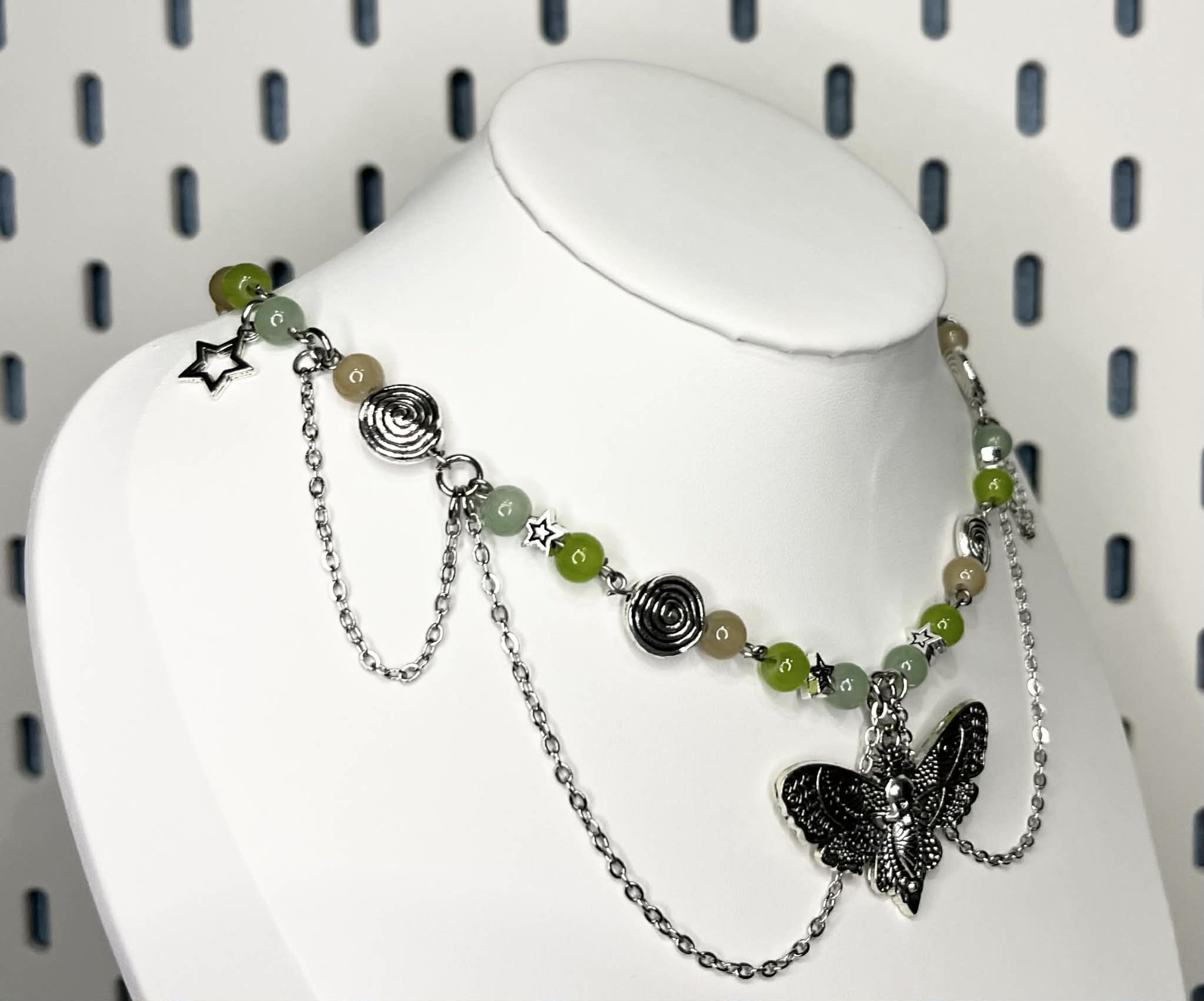 Naszyjnik z motywem ćmy