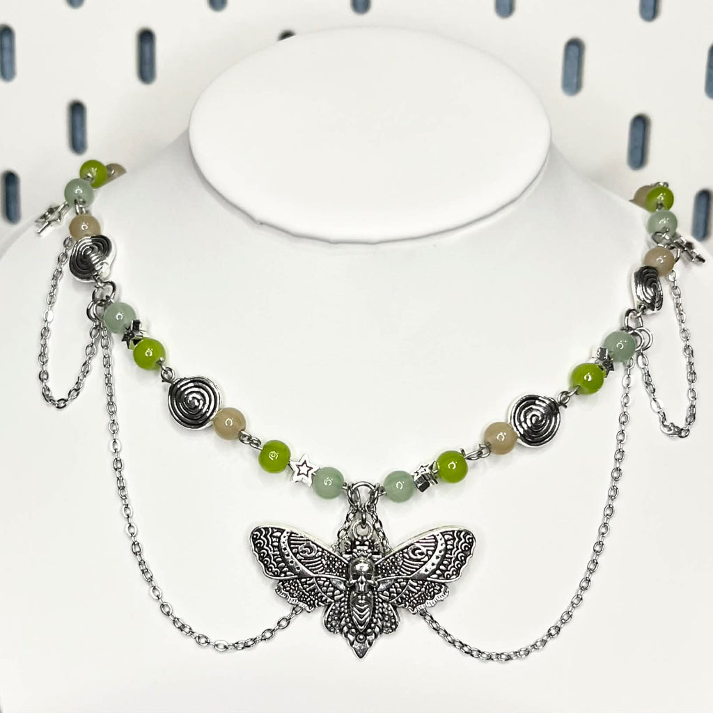 Naszyjnik z motywem ćmy