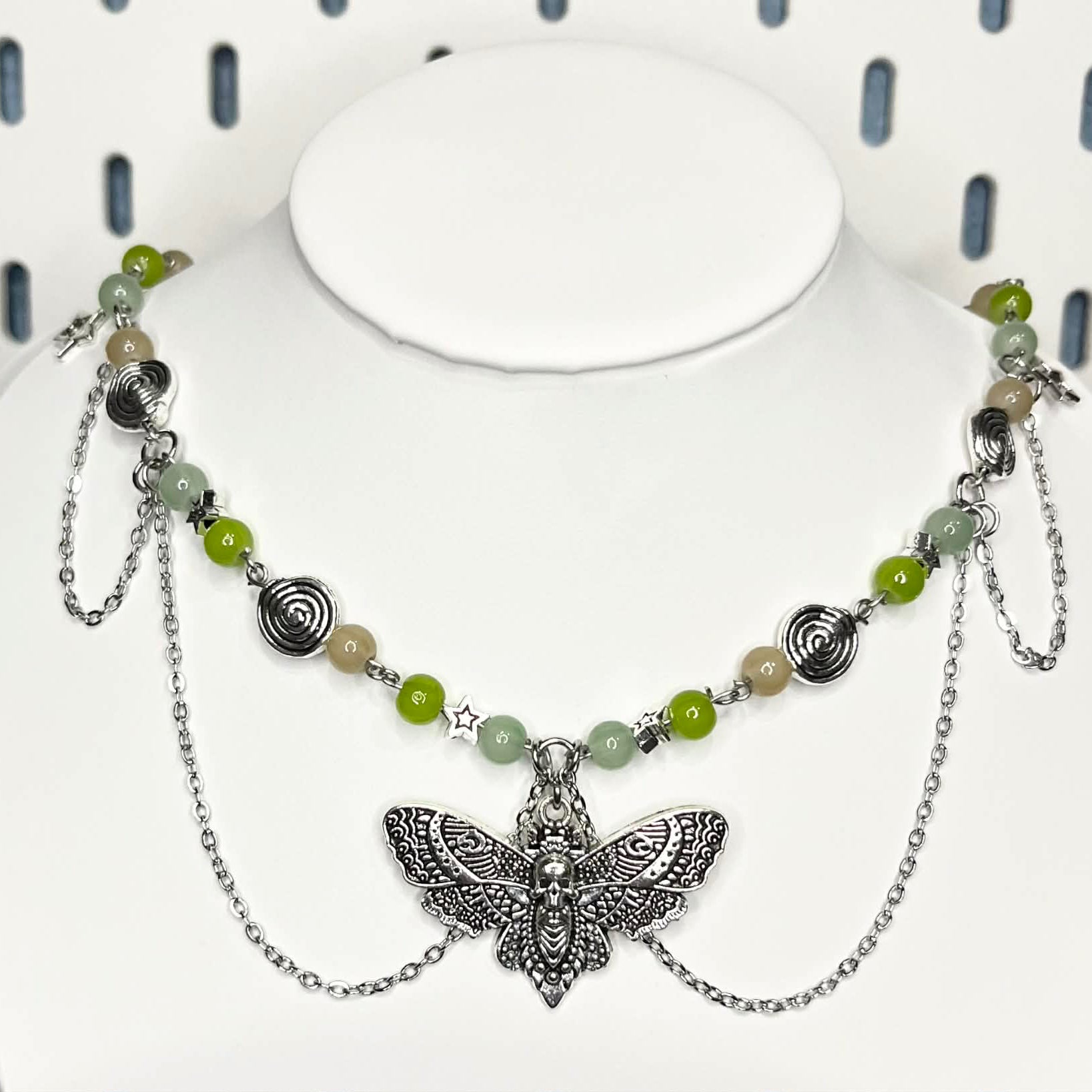 Naszyjnik z motywem ćmy