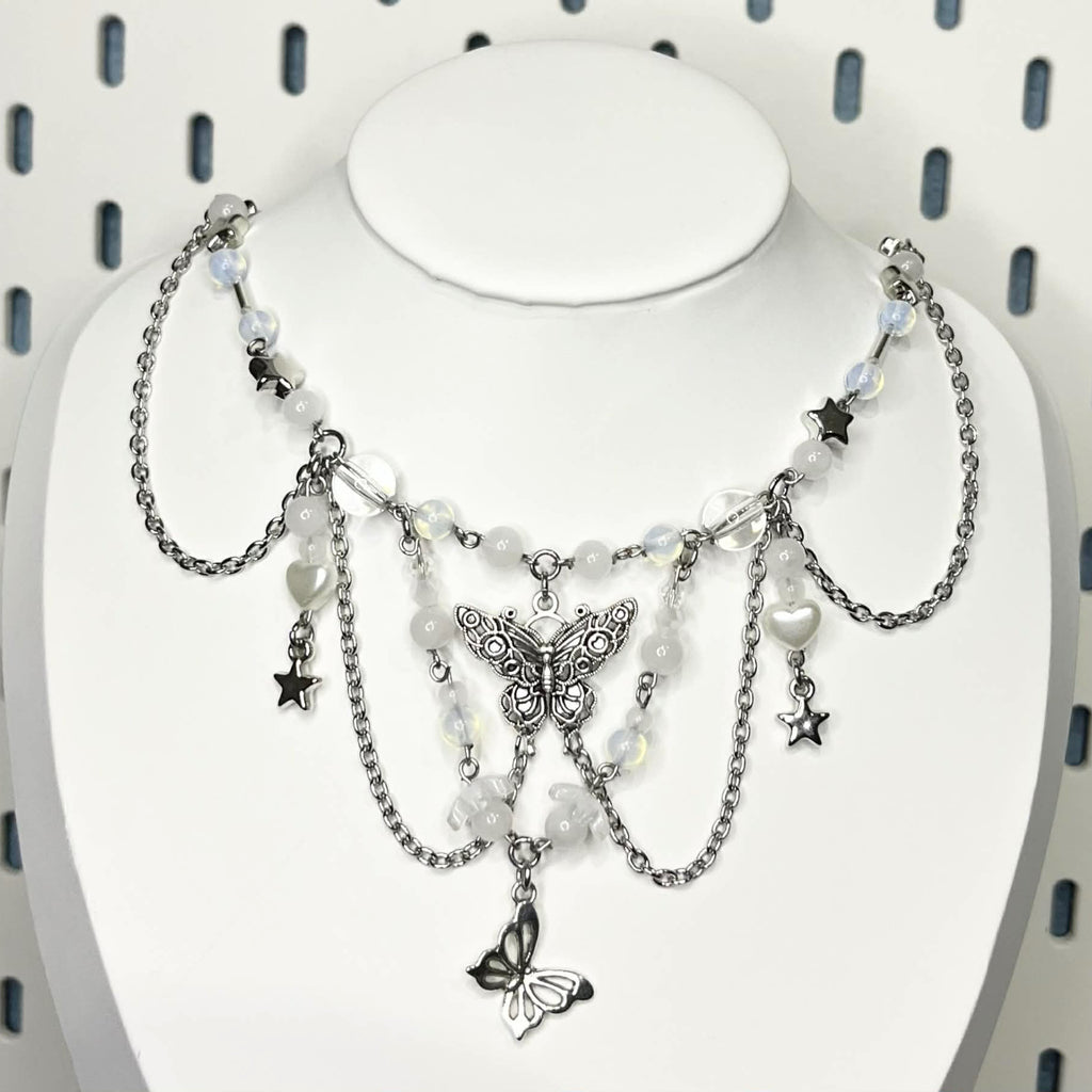 Naszyjnik z motywem motyla, opalem i kamieniem księżycowym