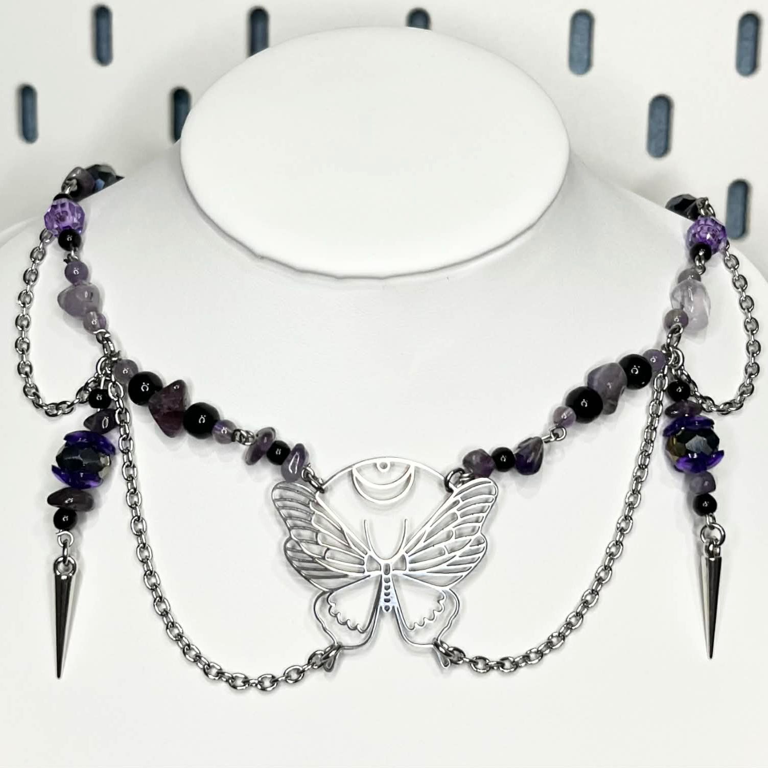 Naszyjnik z motywem ćmy i Ametystu